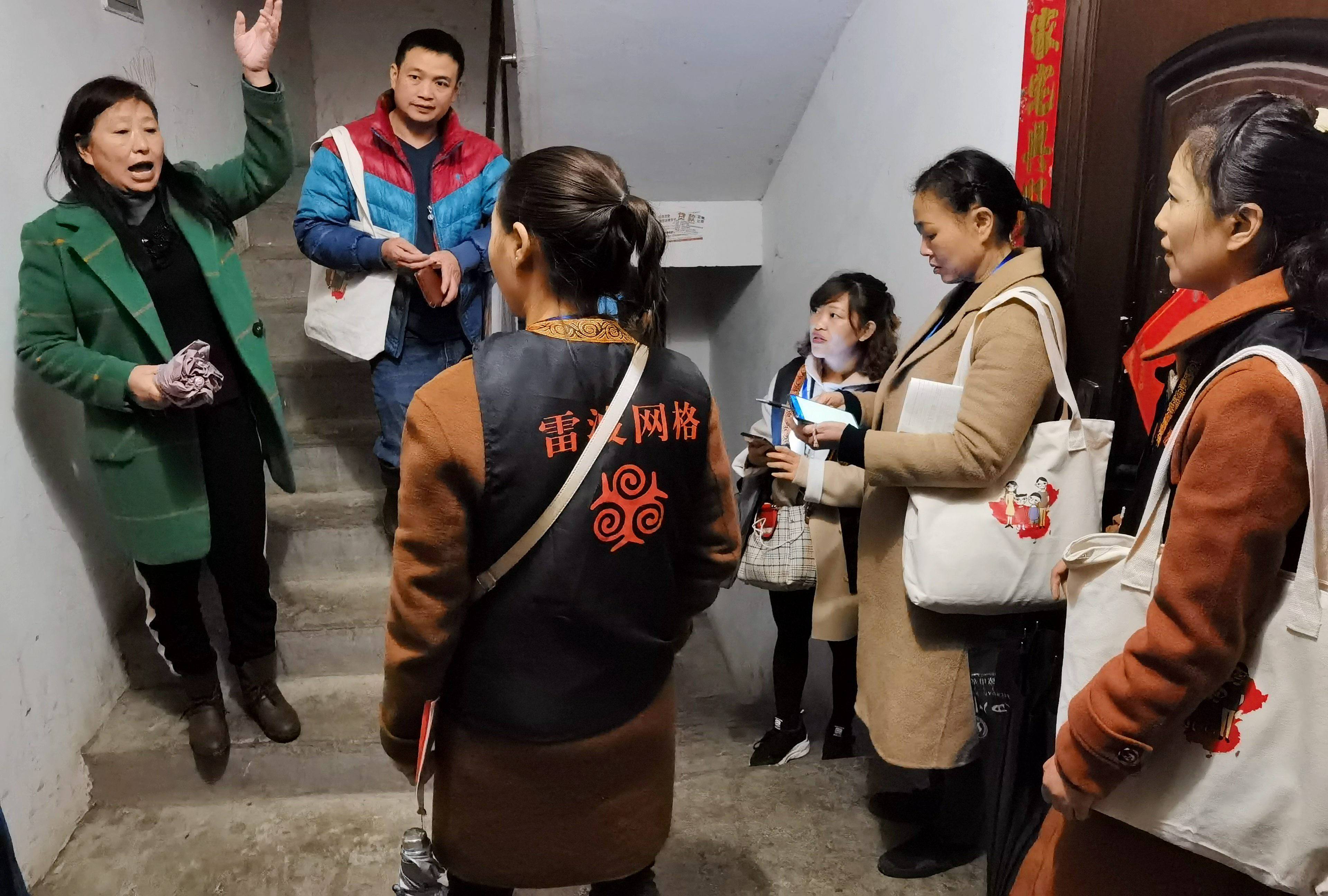 網格員進網格管理區的居民樓了解治安狀況：吳宗勉攝影_.jpg