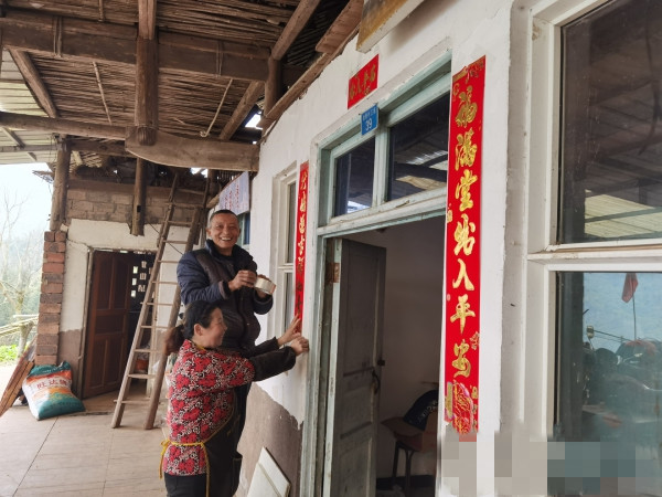 李榮富夫婦喜笑顏開貼春聯.jpg