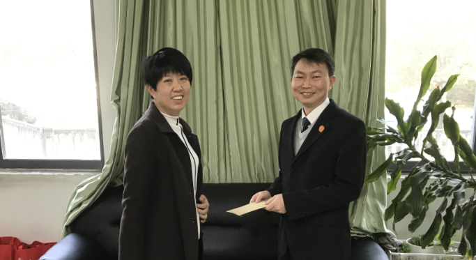 20210204西區(qū)法院開展春節(jié)先進典型慰問活動.png