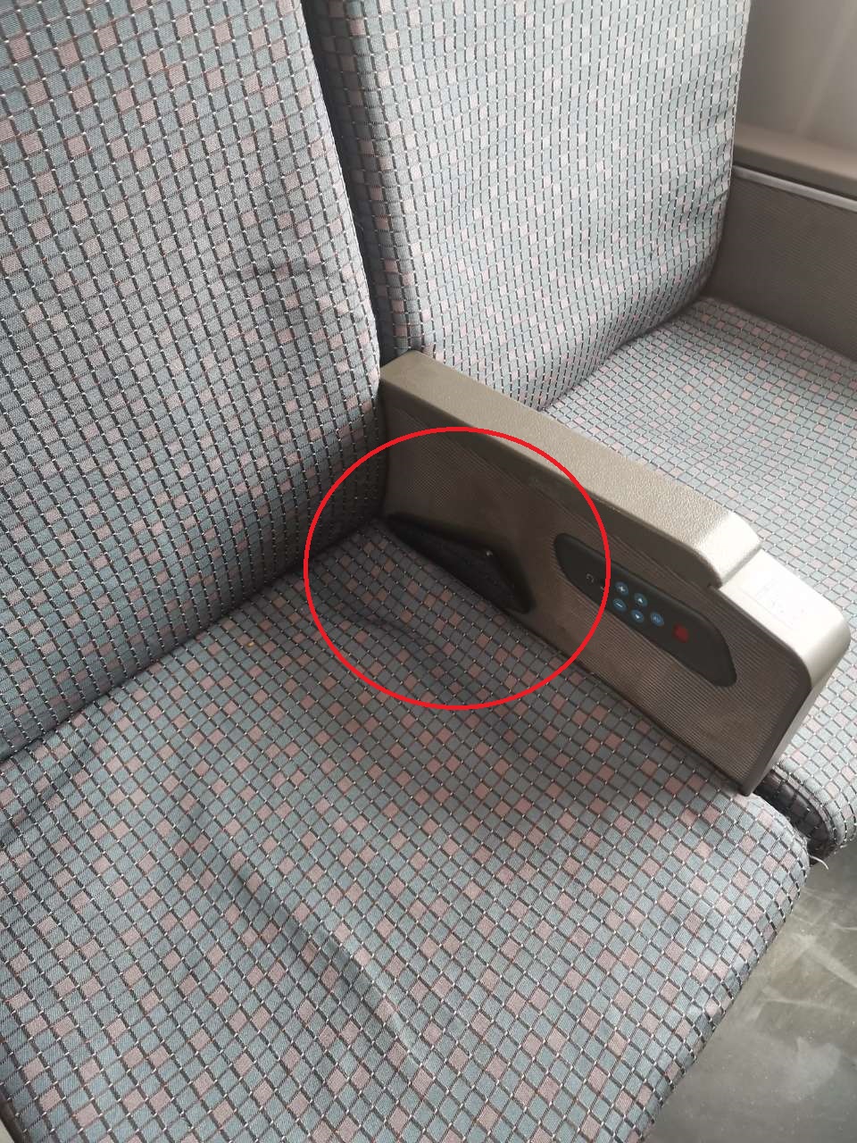 遺落在座位上縫隙的黑色手機.jpg