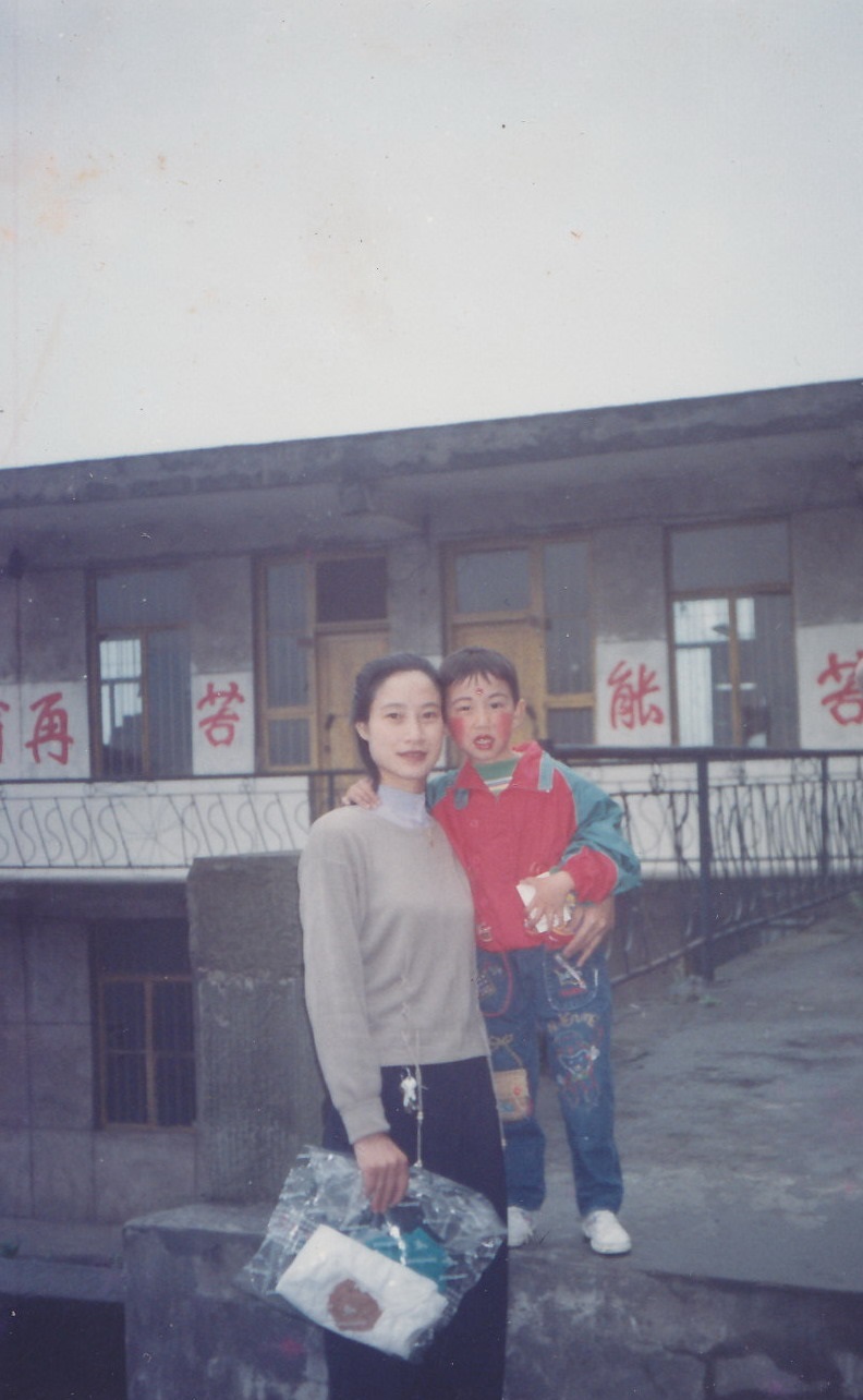 向恒志和母親溫仁鳳.jpg