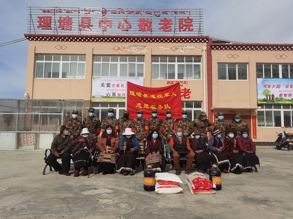 退役軍人及民兵志愿服務隊與老人們合影.jpg