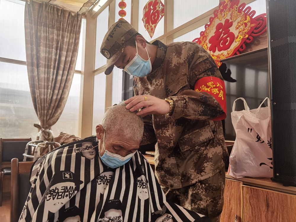 志愿者為老人理發(fā).jpg