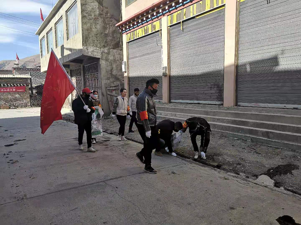 志愿者清掃垃圾.png