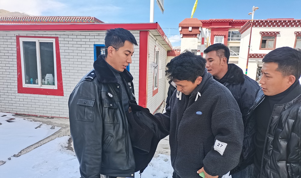 石渠縣人民檢察院救助野生保護動物 彰顯檢察干警職責 (1).jpg