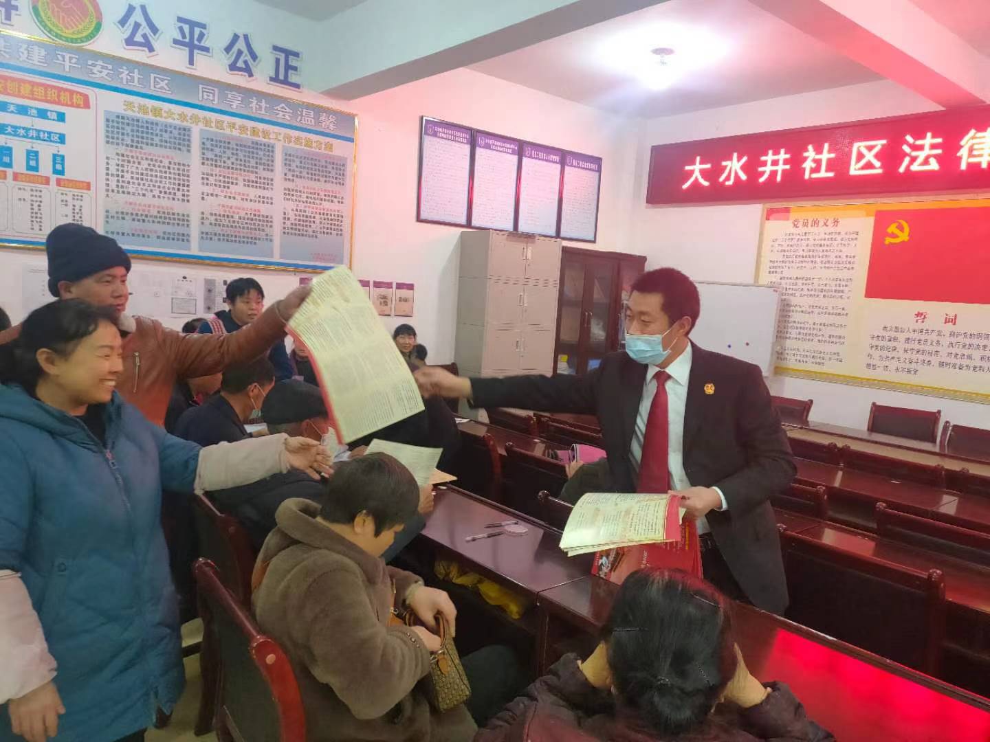 圖：法官向當地村民發放普法宣傳單.jpg