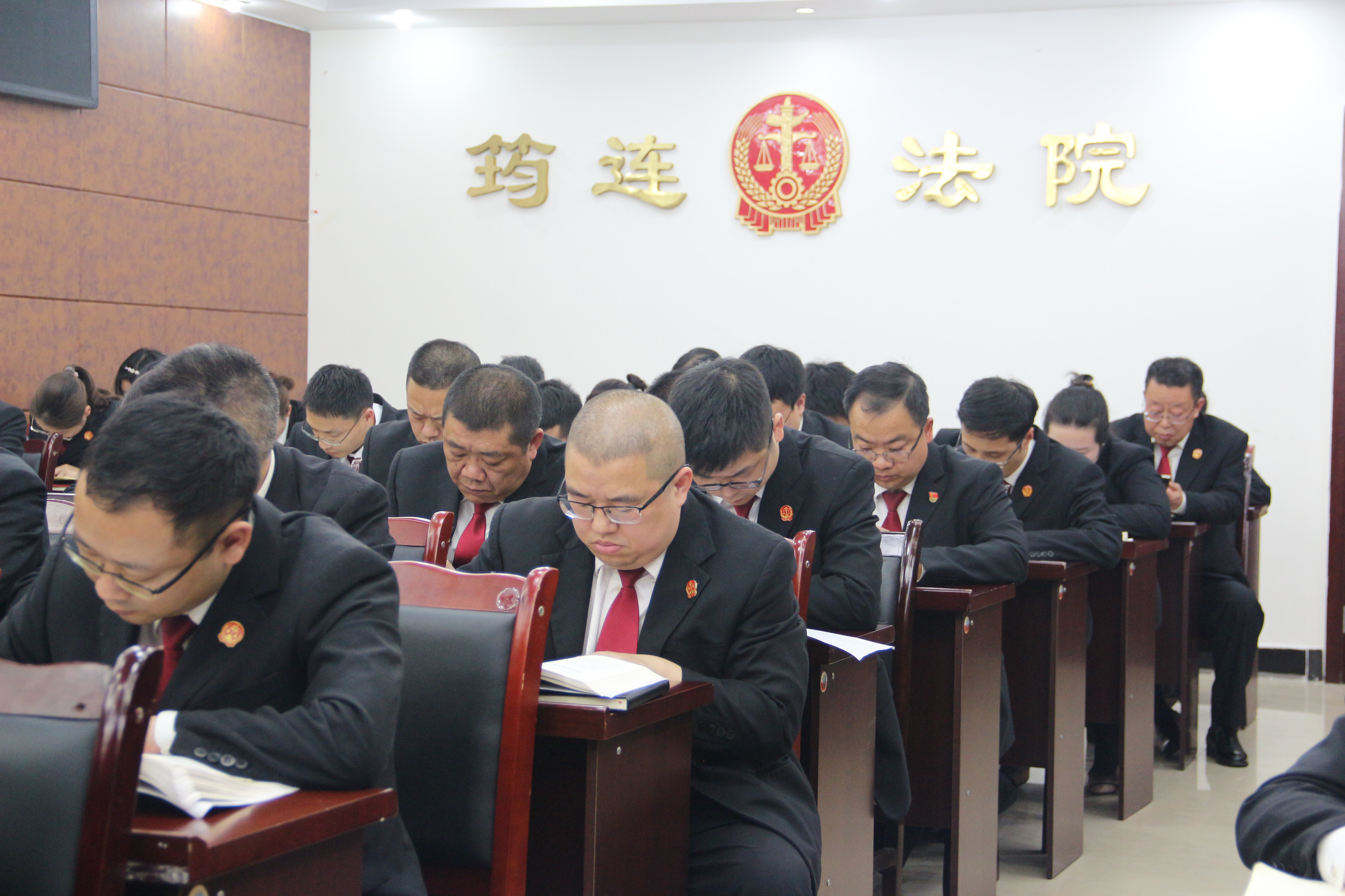 ② 全院干警認真做黨課記錄.JPG