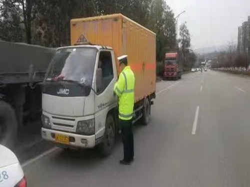 威遠交警大隊扎實開展危化品車輛專項統一整治.jpg