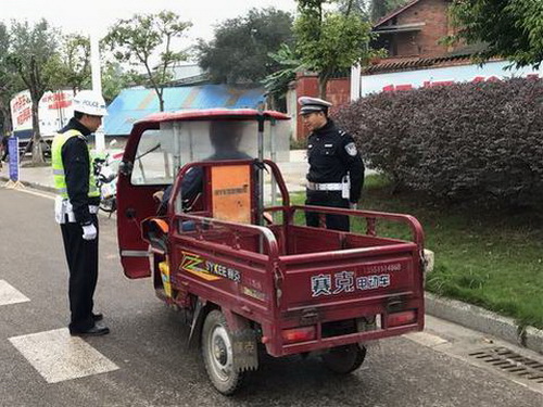 威遠交警大隊聯合城管開展低速電動車專項整治行動.jpg