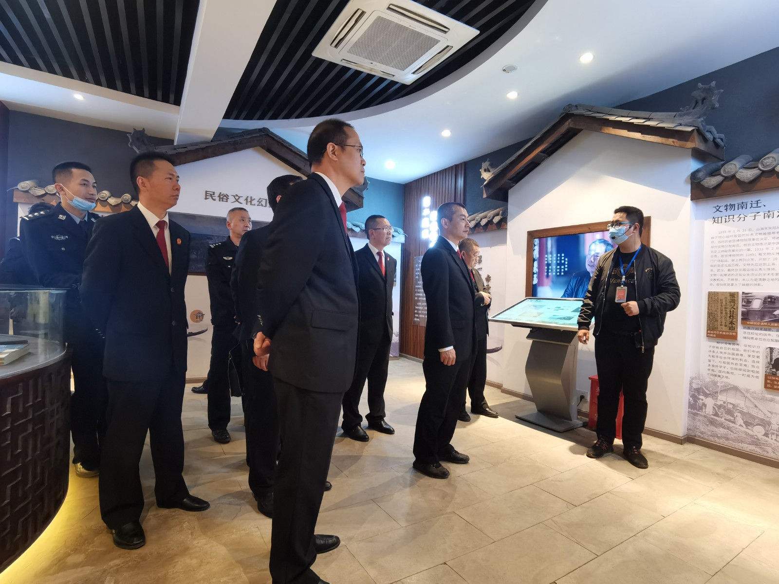 黨員干部在解說員引導下參觀李莊廉潔文化教育基地.jpg