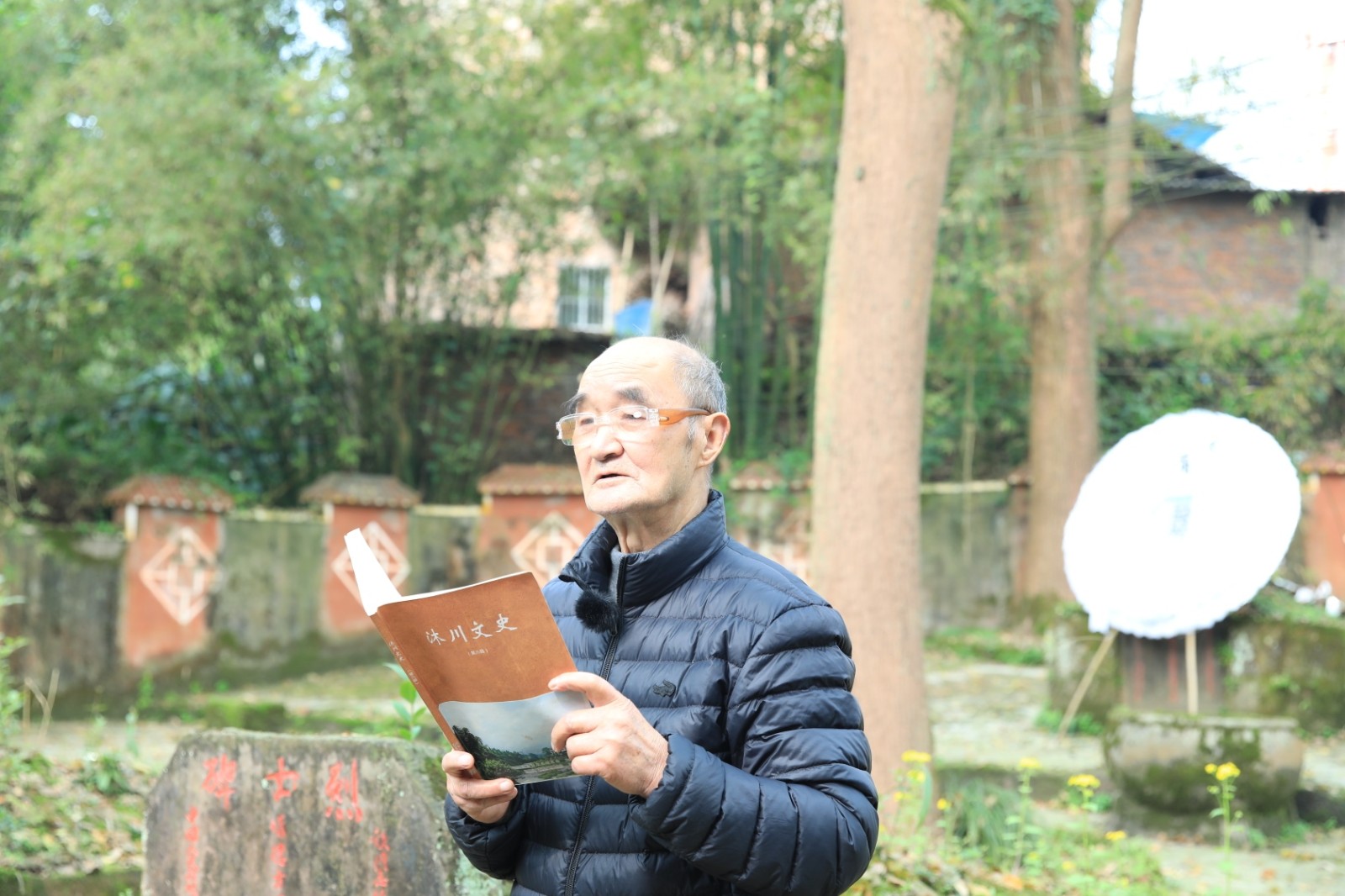 底堡烈士陵園義務(wù)講解員方其安老人講述革命先烈英勇事跡和斗爭(zhēng)精神_resized_20210322_044726964.JPG