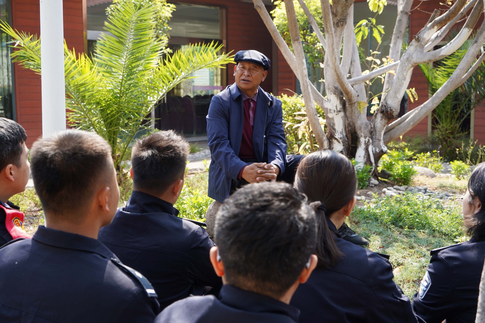 二級英模阿米子黑和青年民警座談1.jpg