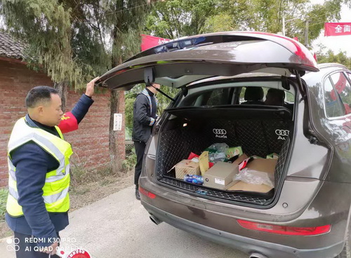 設立執勤卡點，對進山車輛進行排查.jpg