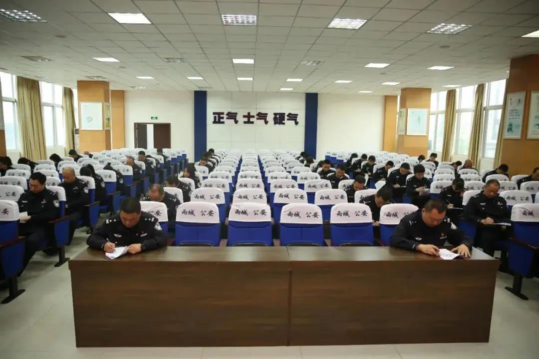 雨城區(qū)公安分局進行理論測試.jpg