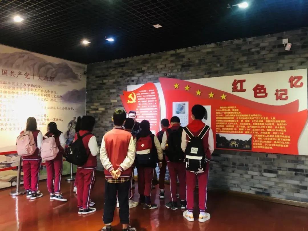 學校師生到西康博物館參觀、聆聽革命先烈事跡.jpg
