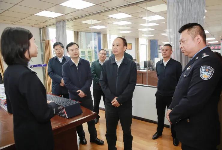 李酌在市公安局雨城分局調(diào)研政法隊(duì)伍教育整頓工作開展情況（張毅攝）.jpg
