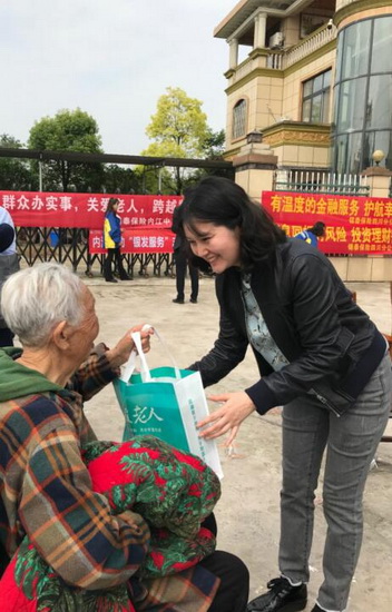 為老人送禮品.jpg