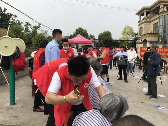志愿者為老人免費理發.jpg