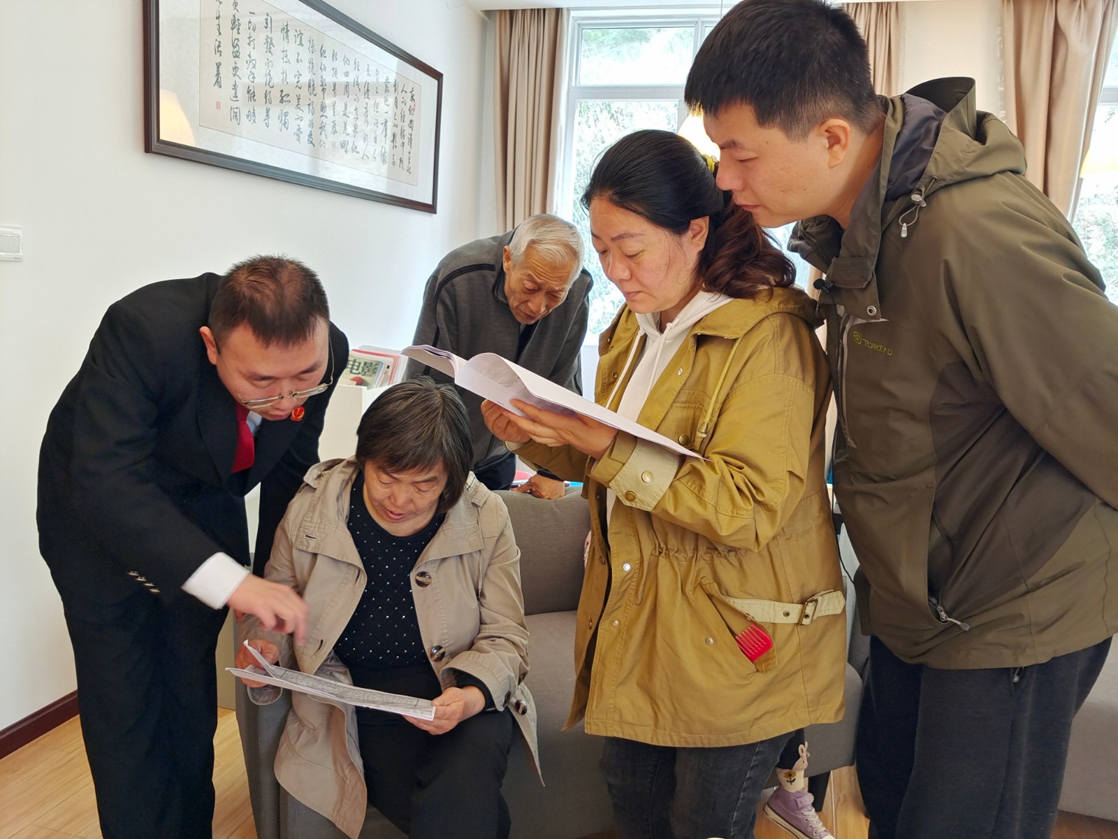 寶興法院檔案工作人員向張志平家人介紹復印檔案情況.jpg