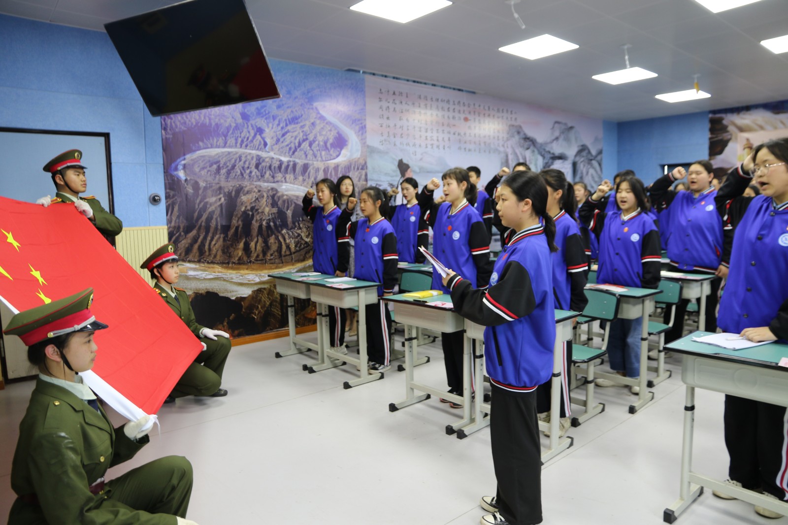 3.學生在國旗下莊嚴宣誓.JPG