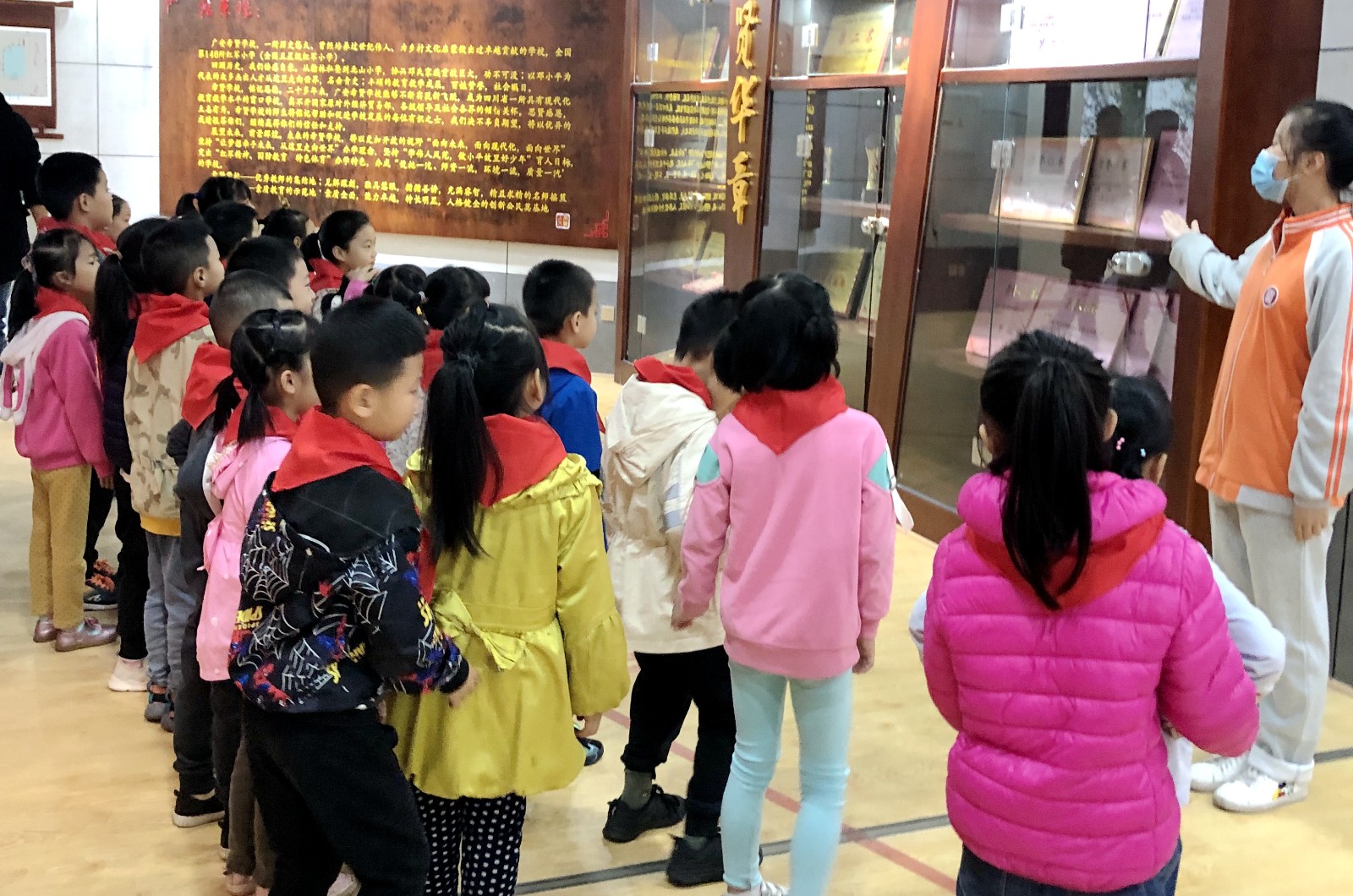13.小小解說員為少先隊員解說.JPG