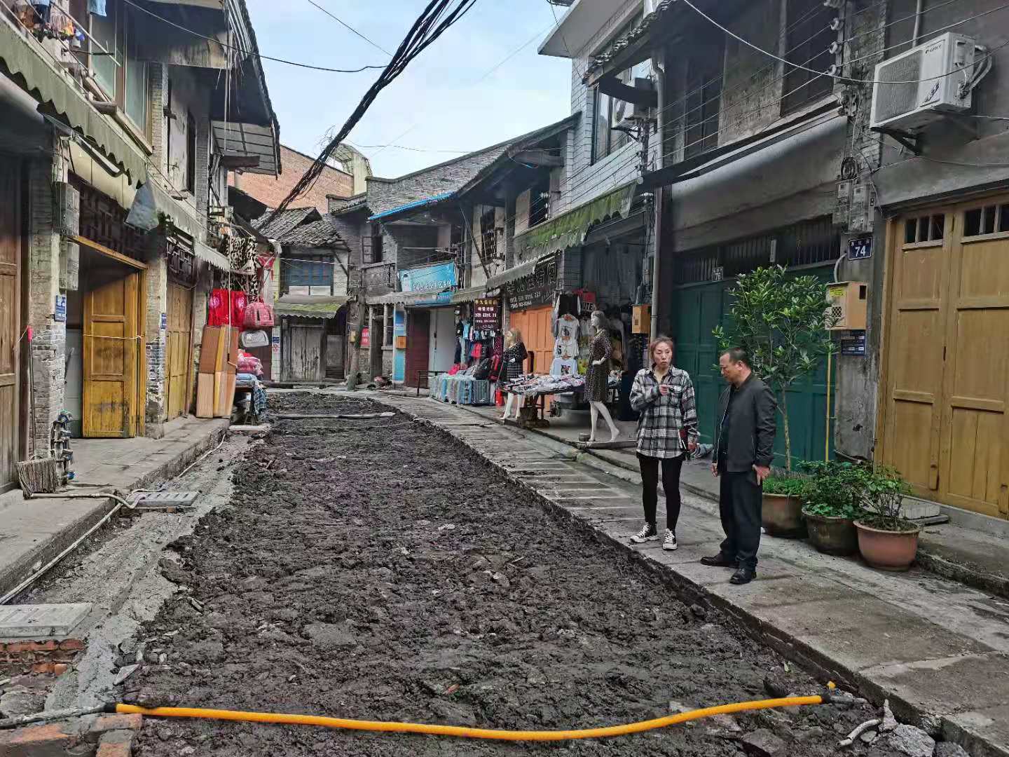 黃艤鎮(zhèn)村建中心對彌陀社區(qū)老街改造工程項目施工情況開展檢查工作.JPG