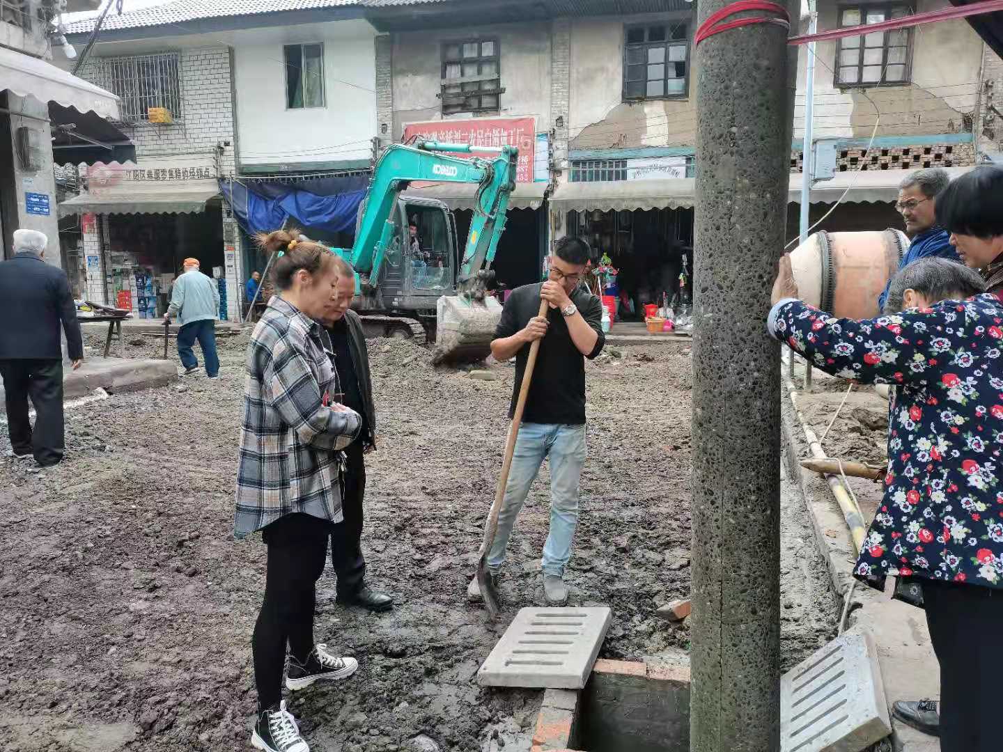 黃艤鎮(zhèn)村建中心對彌陀社區(qū)老街改造工程項目施工情況開展檢查工作 (1).JPG