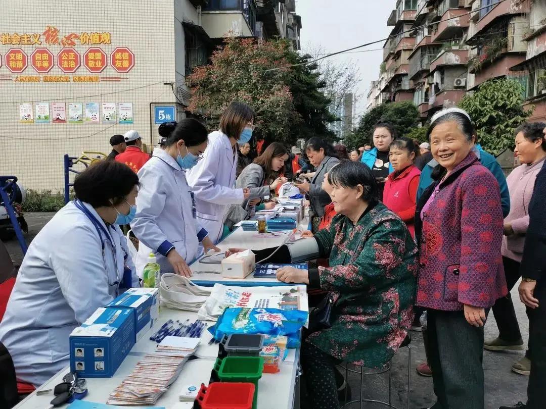 河北醫院黨支部小區開展“我為群眾辦實事”義診.jpg