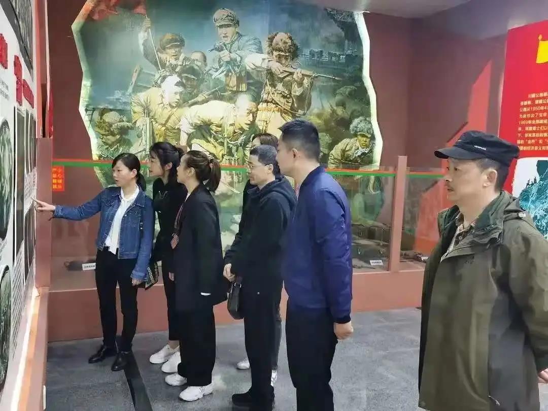 雨城區希望公益黨支部到雅安烈士陵園開展黨史現場教育.jpg