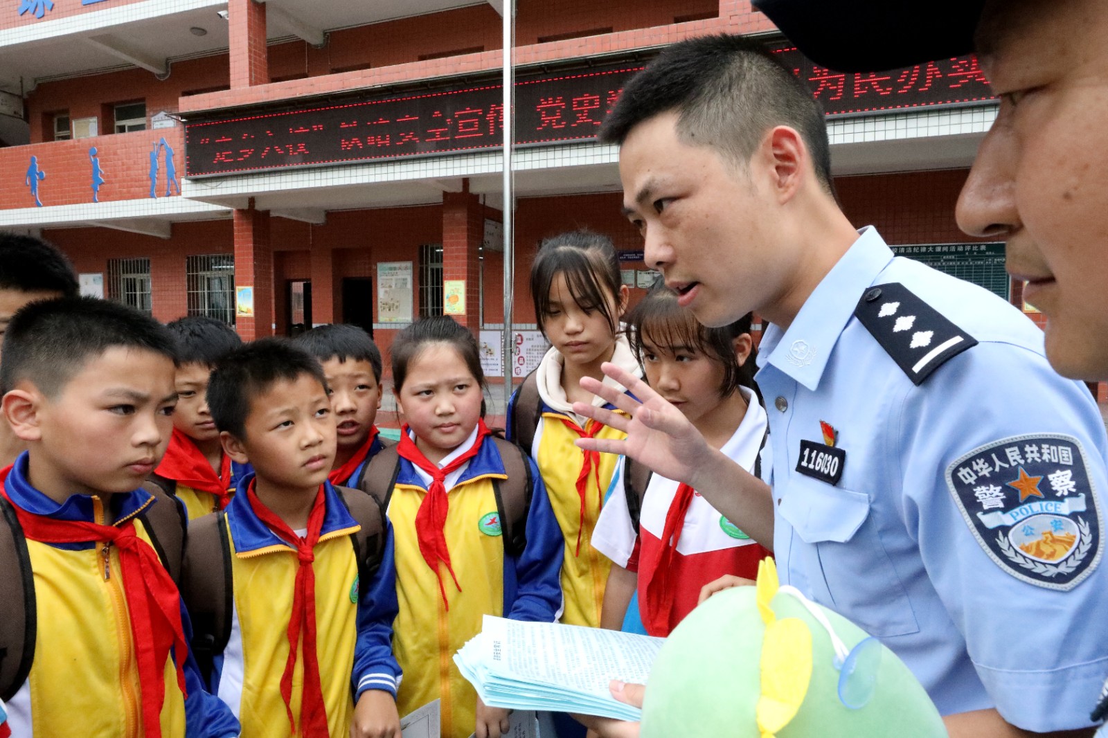1鐵路民警為小學生宣講高速鐵路站、車、線安全行為具體情形，提升孩子們自身防護意識。.JPG