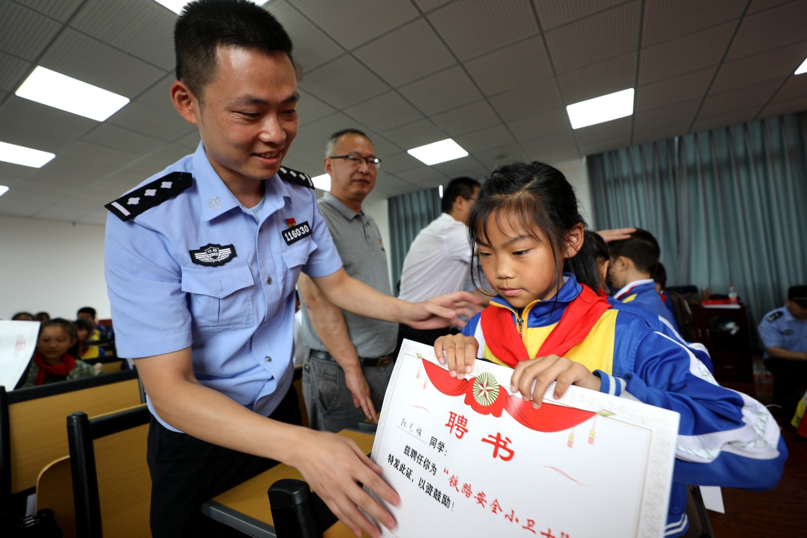 2鐵路民警為小學生辦法鐵路安全小衛士聘書.JPG