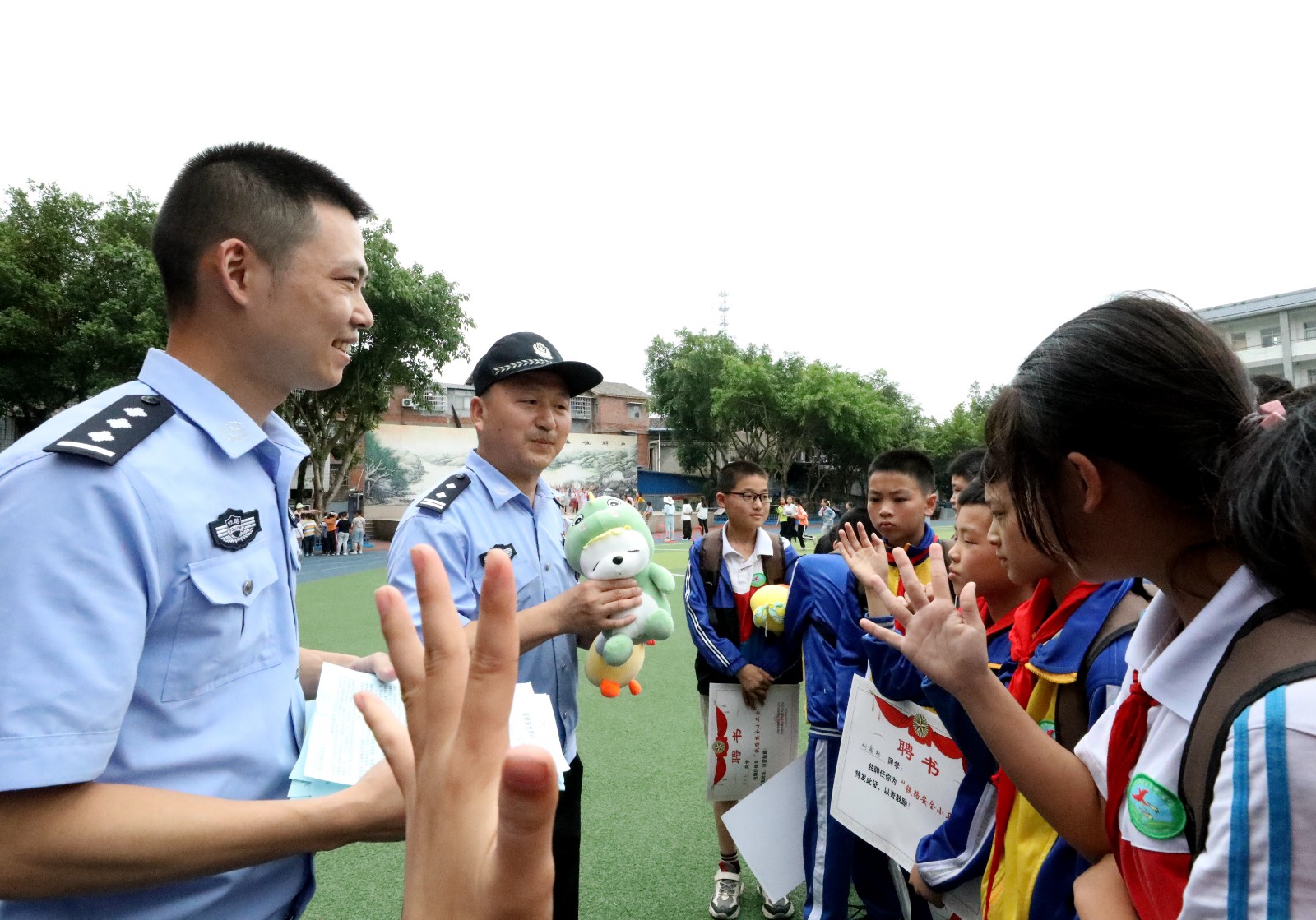 3民警開展課后安全知識有獎問答，為大家提前送去六一禮物.JPG