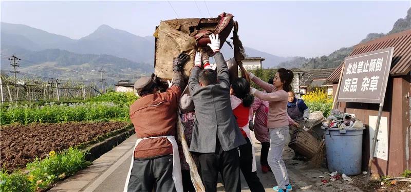 周公山鎮余家村副主任穆雅麗與村民一同清理垃圾.jpg