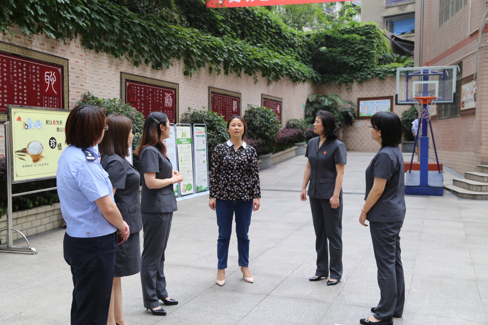 2,.法官了解學校情況.jpg