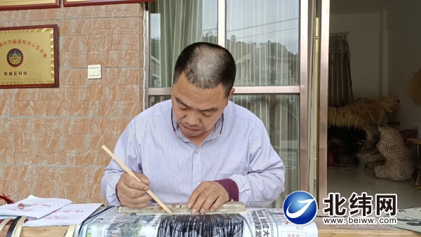 孫新勇正在制作平面竹編畫.jpg