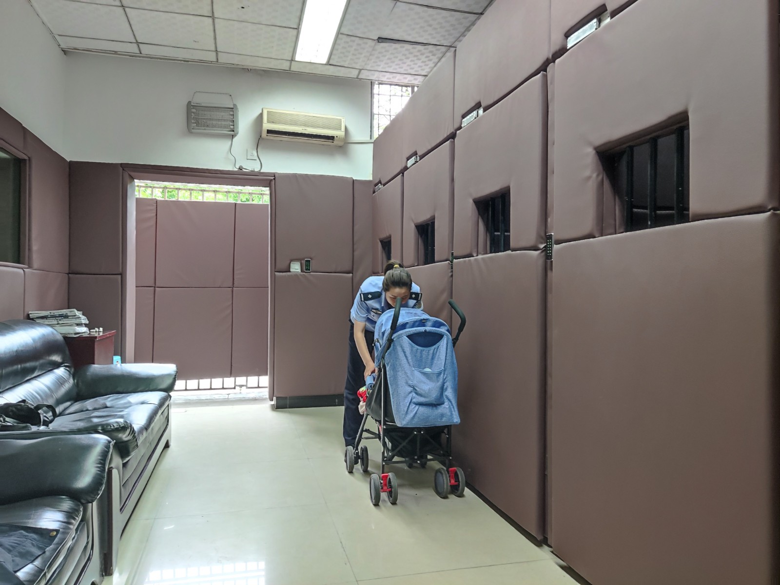 法警溫柔安撫嬰兒中.jpg