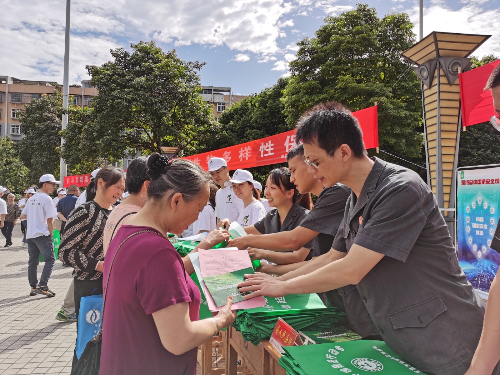 圖片2：干警向過往群眾發放宣傳資料1.jpg