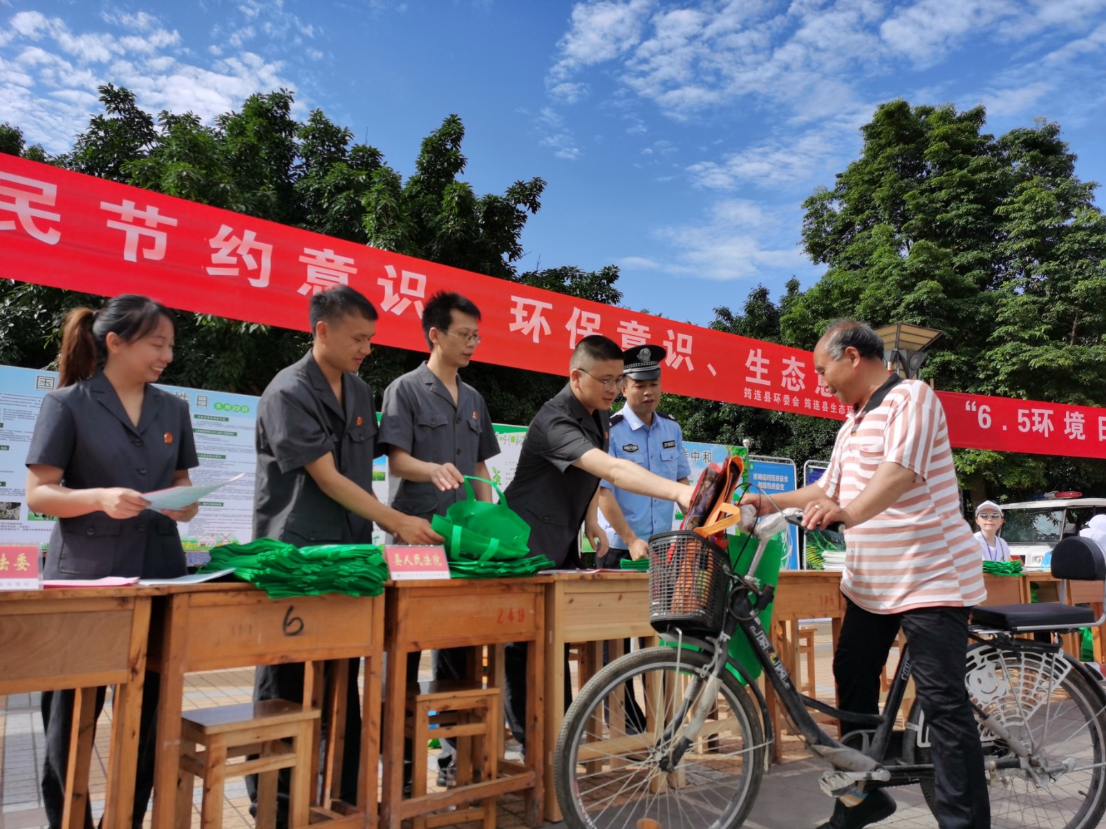 圖片3：干警向過往群眾發放宣傳資料2.jpg