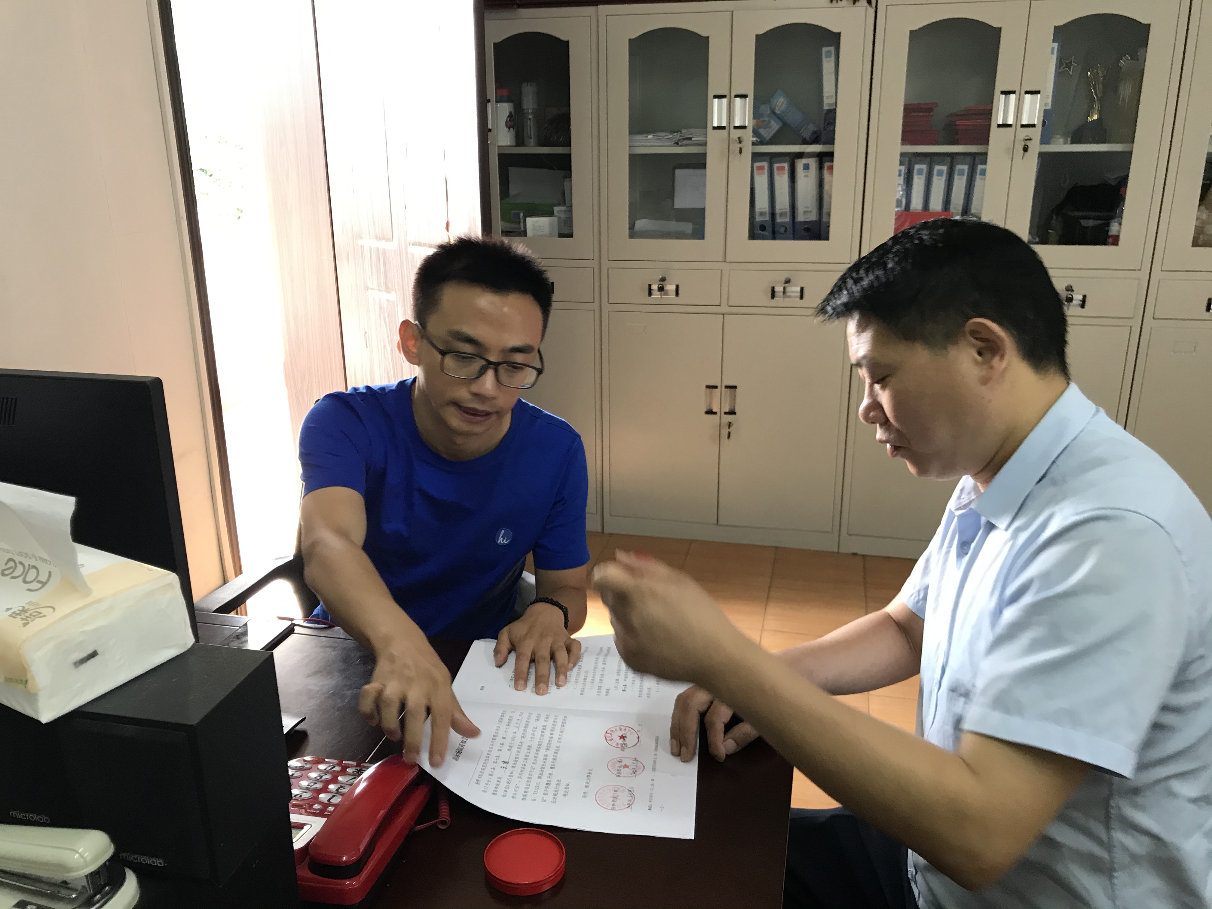 街道與轄區(qū)游泳場館所在物業(yè)或承租人簽訂嚴禁游泳場館無證開放告知書.jpg
