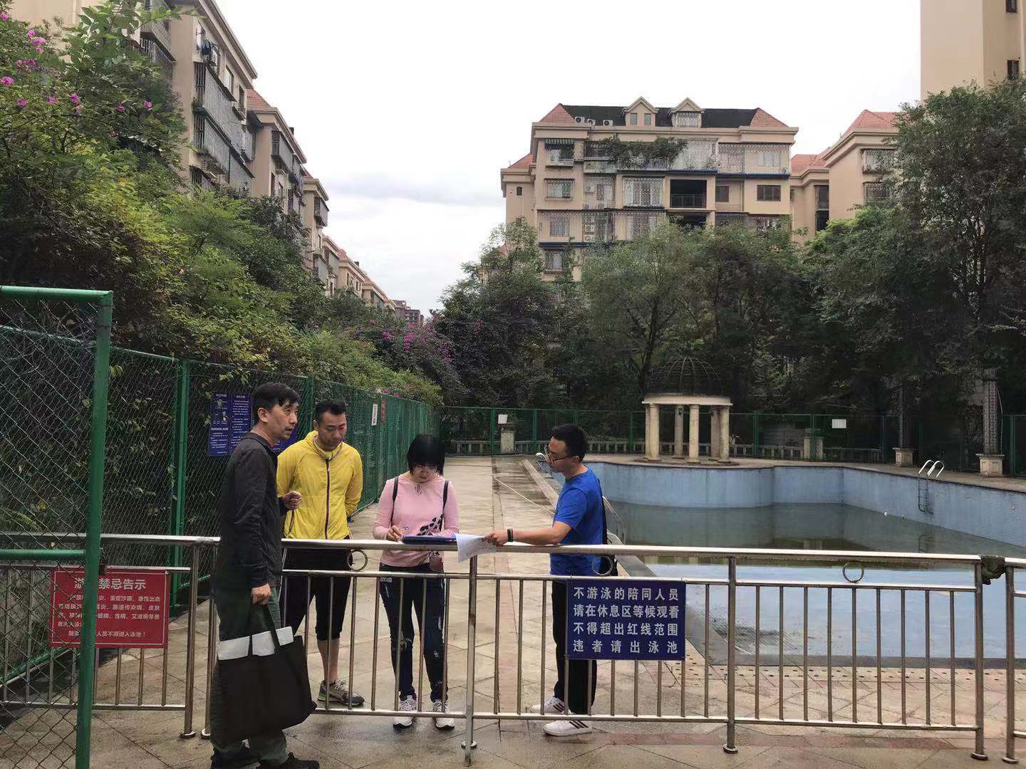 區(qū)教體局、街道群團文體中心、云華山社區(qū)對轄區(qū)有證游泳場館開展開業(yè)前審核及安全檢查。.jpg