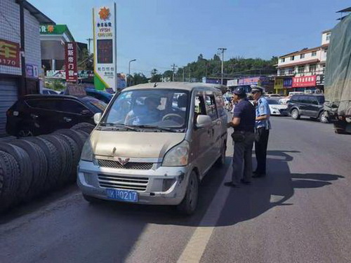 威遠(yuǎn)交警大隊(duì)強(qiáng)化農(nóng)村道路交通安全管理工作.jpg