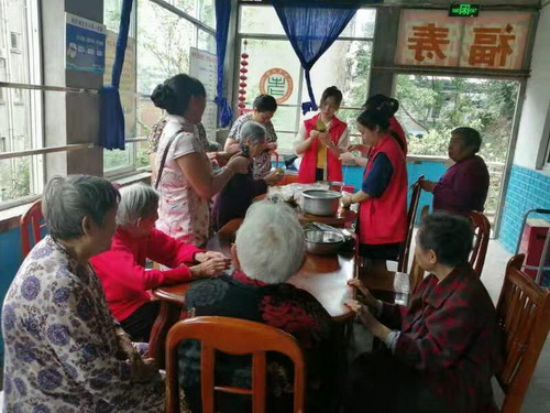 為老人包粽子.jpg