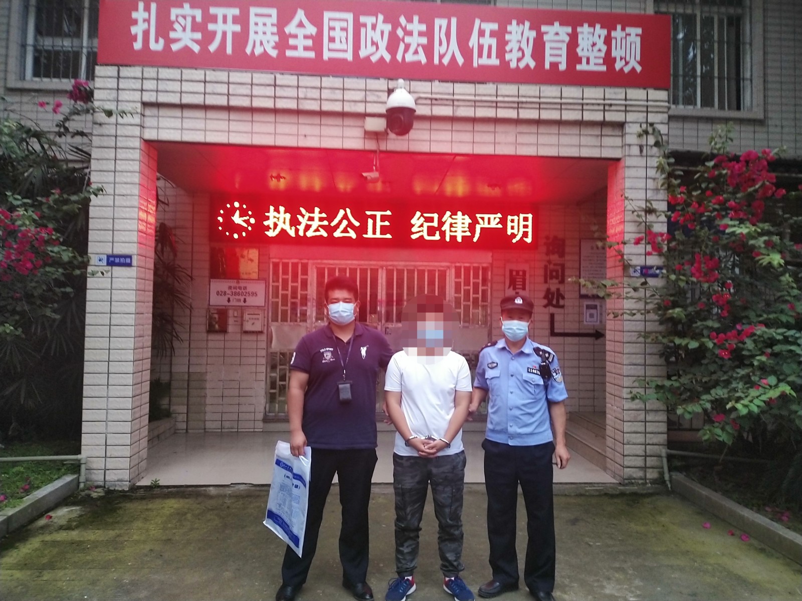 圖1：呂某被傳喚至派出所接受調(diào)查.jpg