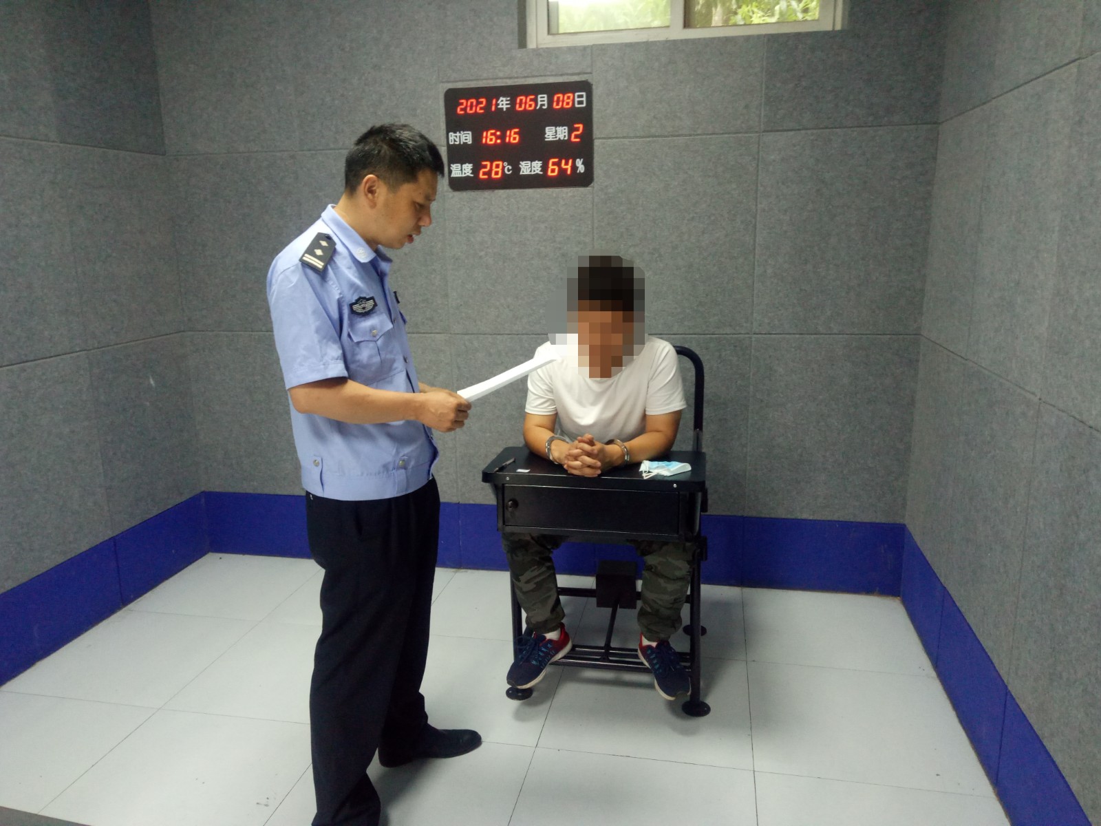 圖2：民警向呂某宣讀處罰決定.jpg