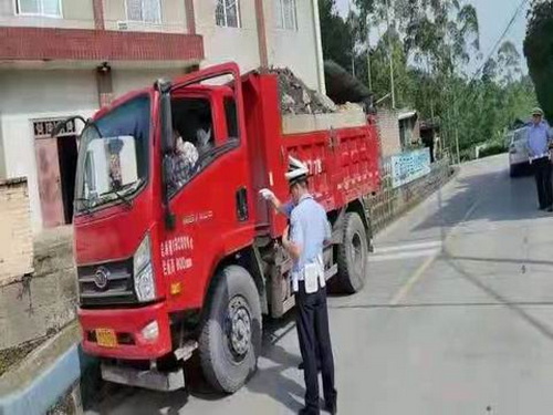 威遠(yuǎn)交警大隊(duì)認(rèn)真開(kāi)展輕型貨車(chē)“大噸小標(biāo)”和9座小型客車(chē)非法改裝整治行動(dòng).jpg