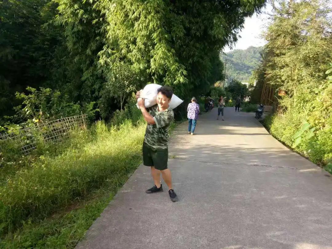 楊倫在村上.jpg