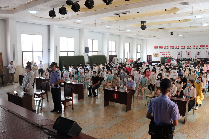 庭審進校園.jpg