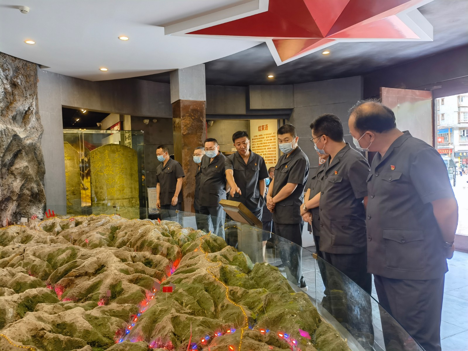 參觀紅軍長征翻越夾金山紀念館.jpg
