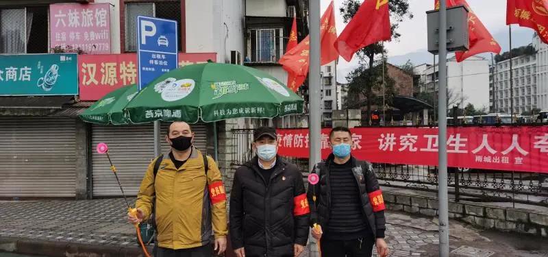 代紹華在疫情防控卡點.jpg