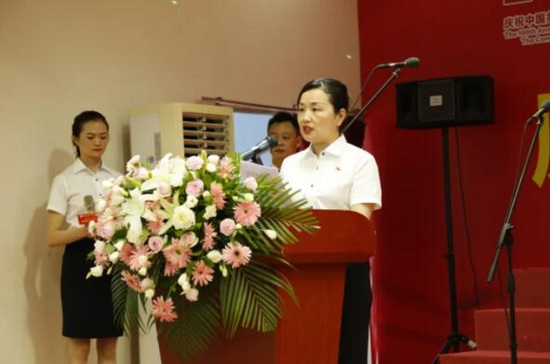 李麗宣讀表彰文件.jpg